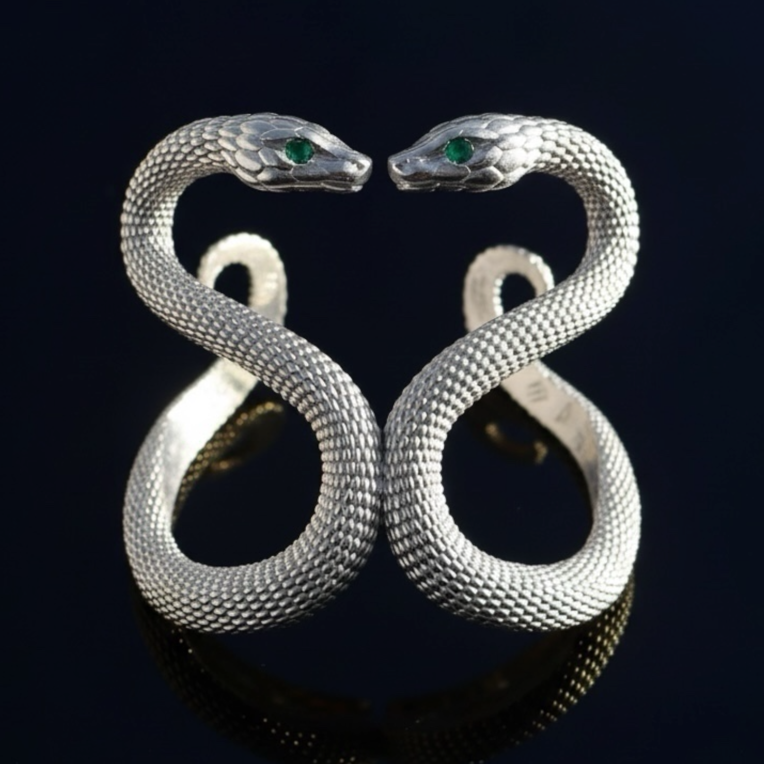 El Brazalete del Vínculo Sagrado de Emparejamiento 18k y Ojos de Esmeralda