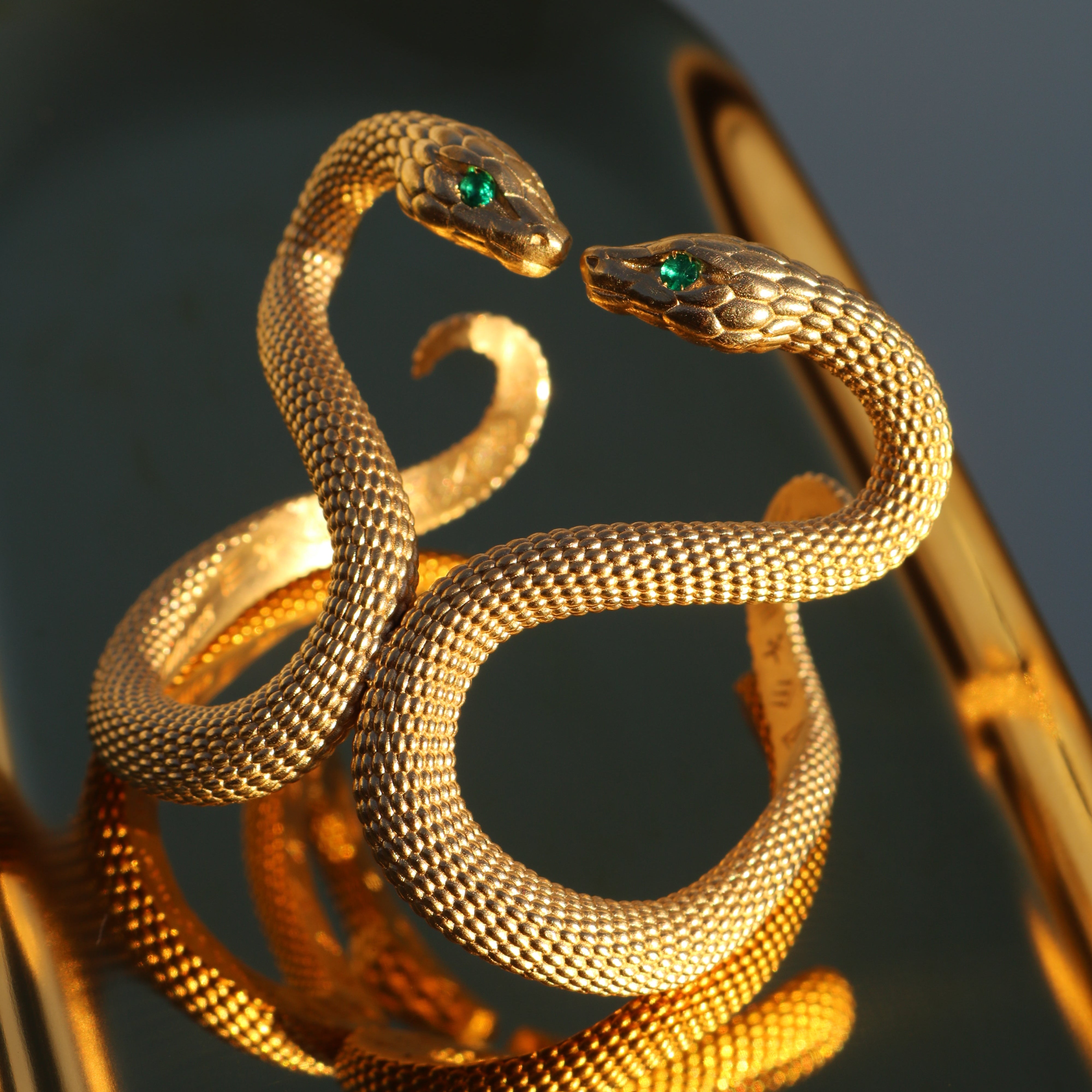 El Brazalete del Vínculo Sagrado de Emparejamiento 18k y Ojos de Esmeralda