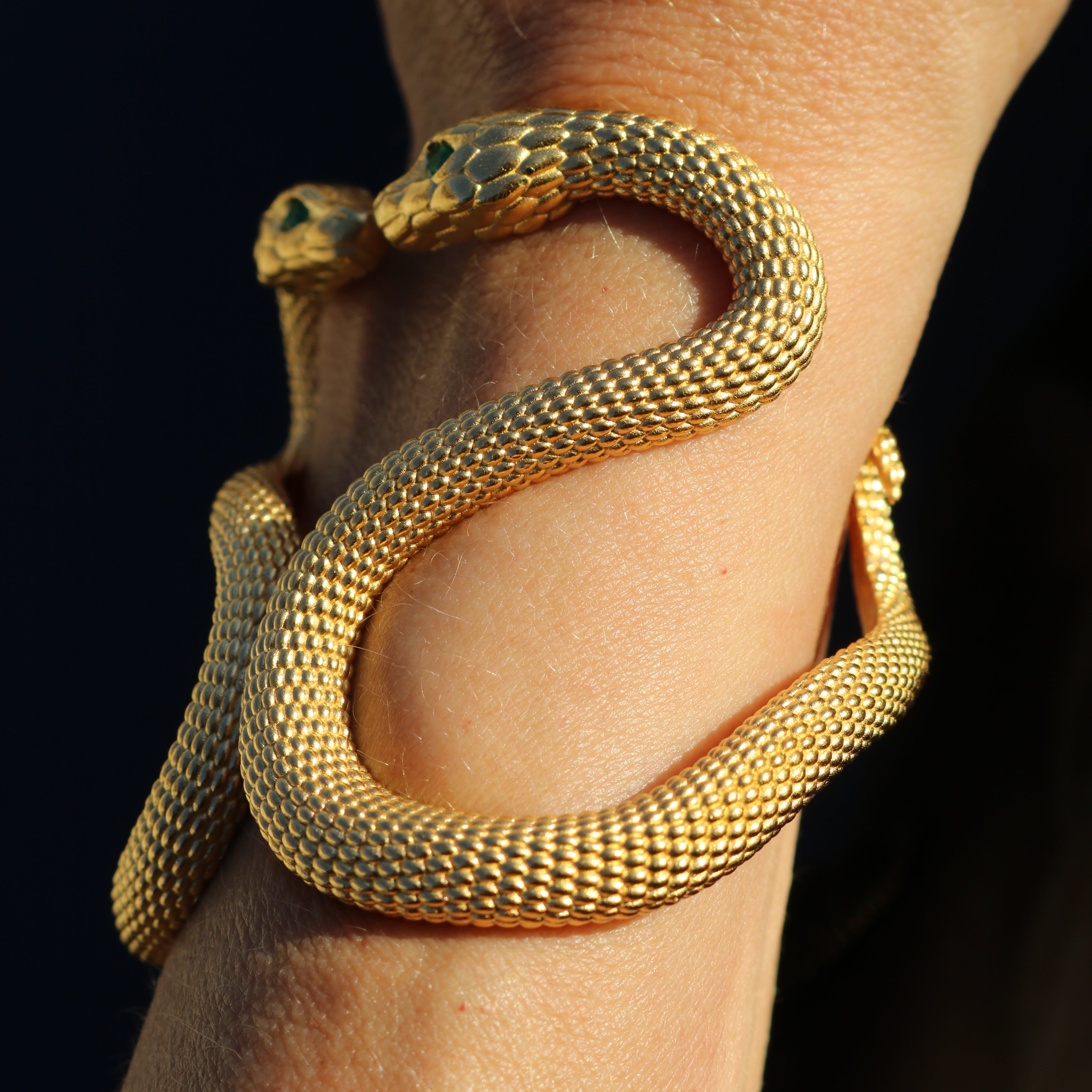 El Brazalete del Vínculo Sagrado de Emparejamiento 18k y Ojos de Esmeralda