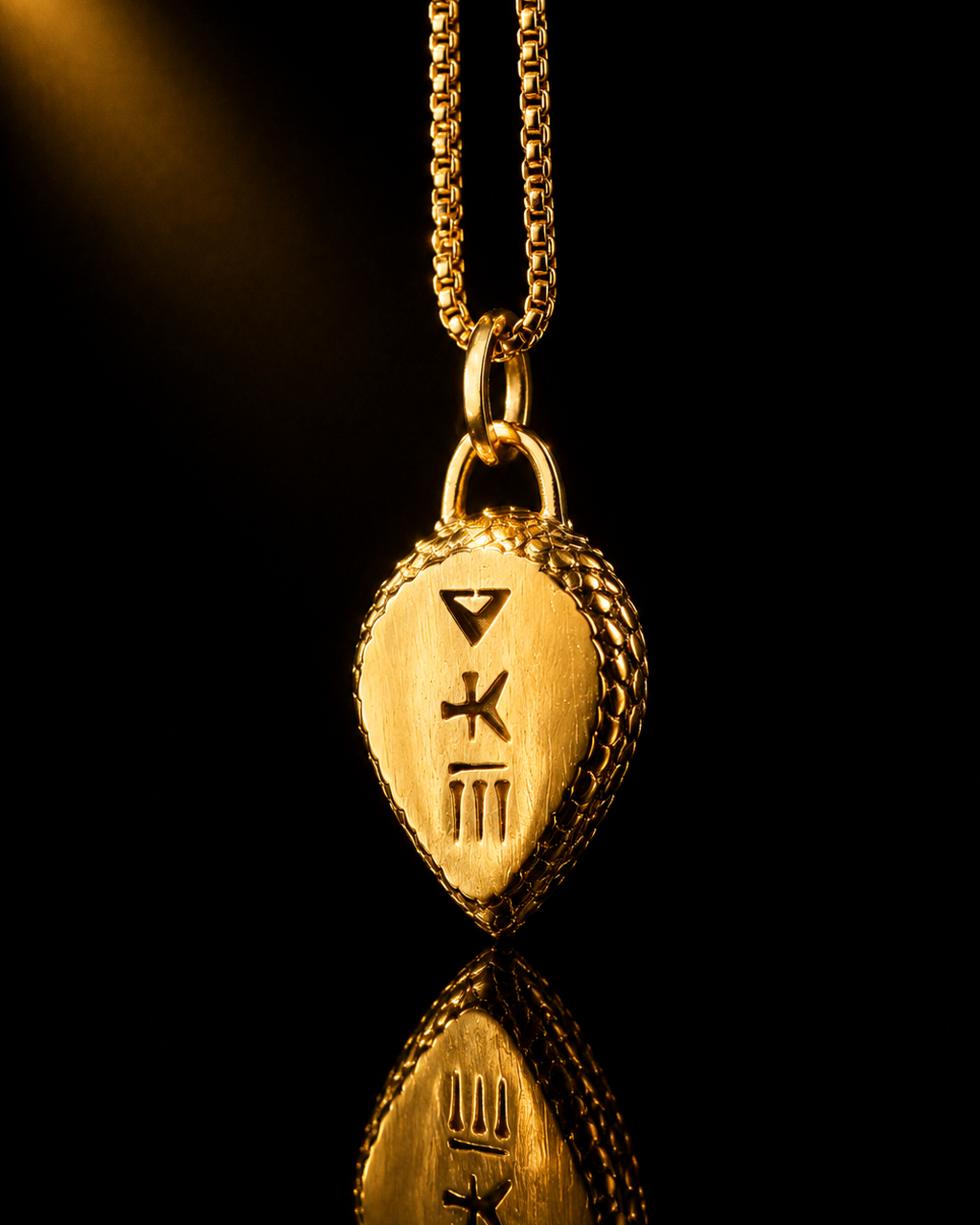 Venom & Virtue Cobra Pendant - Queen