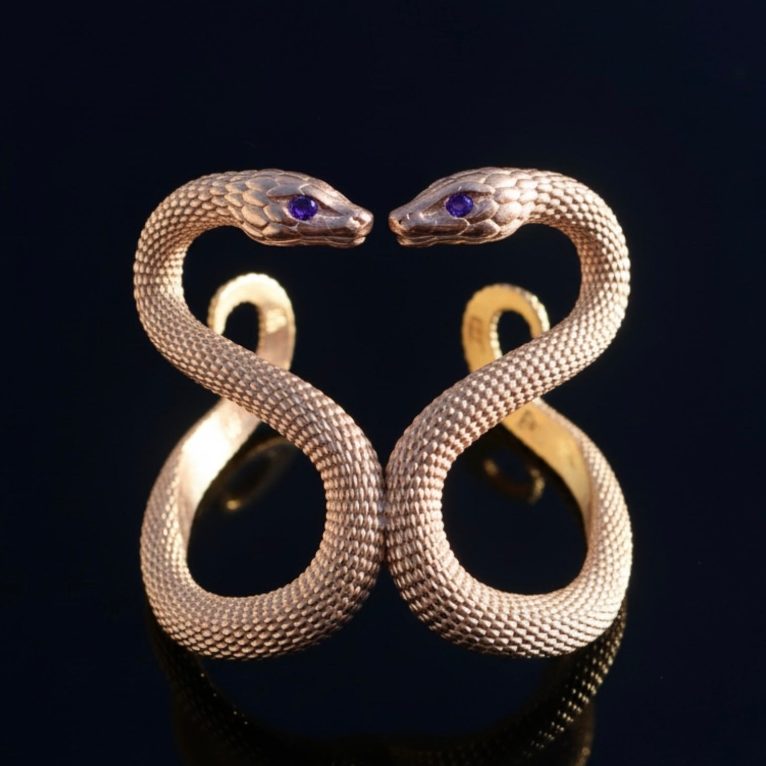 El Brazalete del Vínculo Sagrado de Emparejamiento 18k y Ojos de Esmeralda