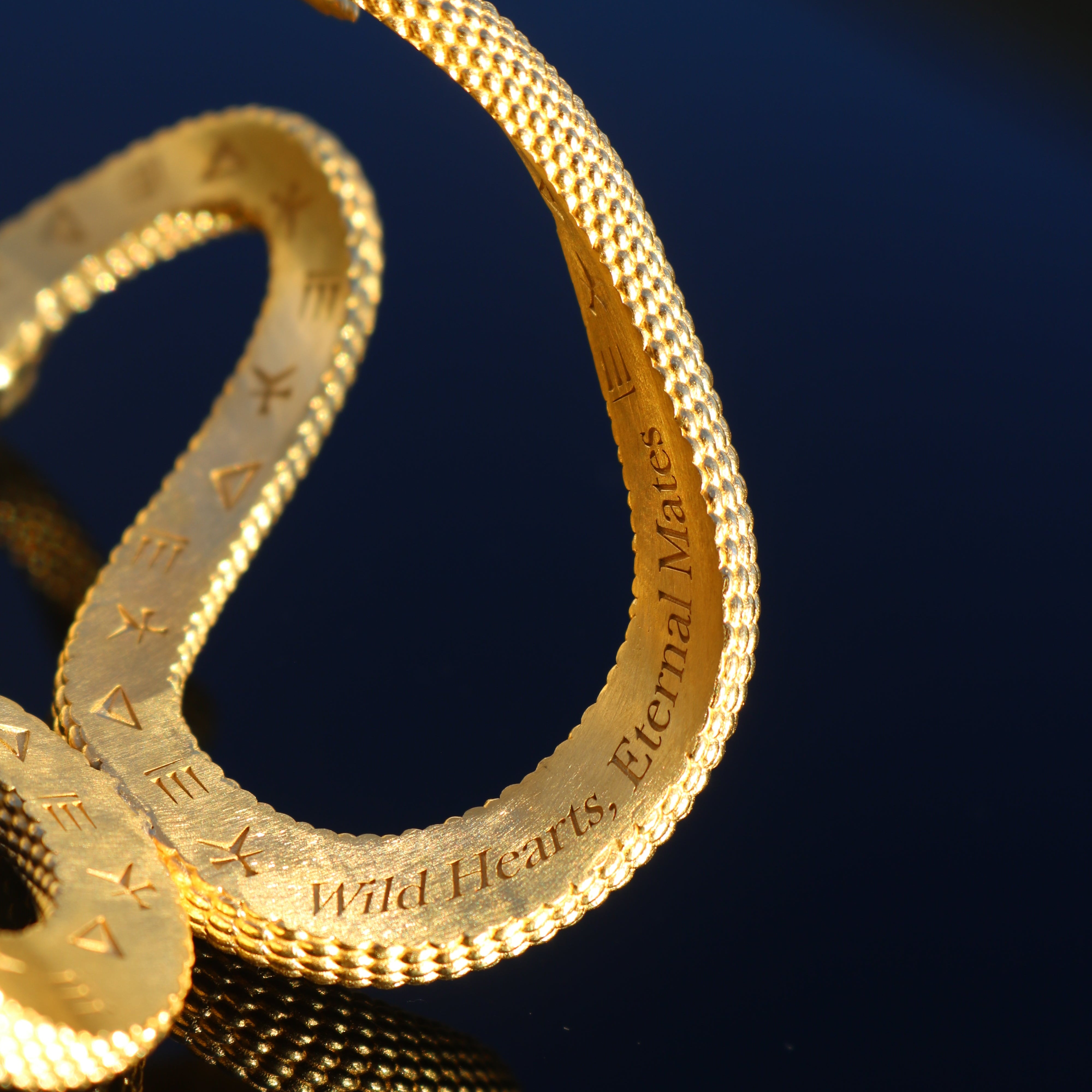 El Brazalete del Vínculo Sagrado de Emparejamiento 18k y Ojos de Esmeralda