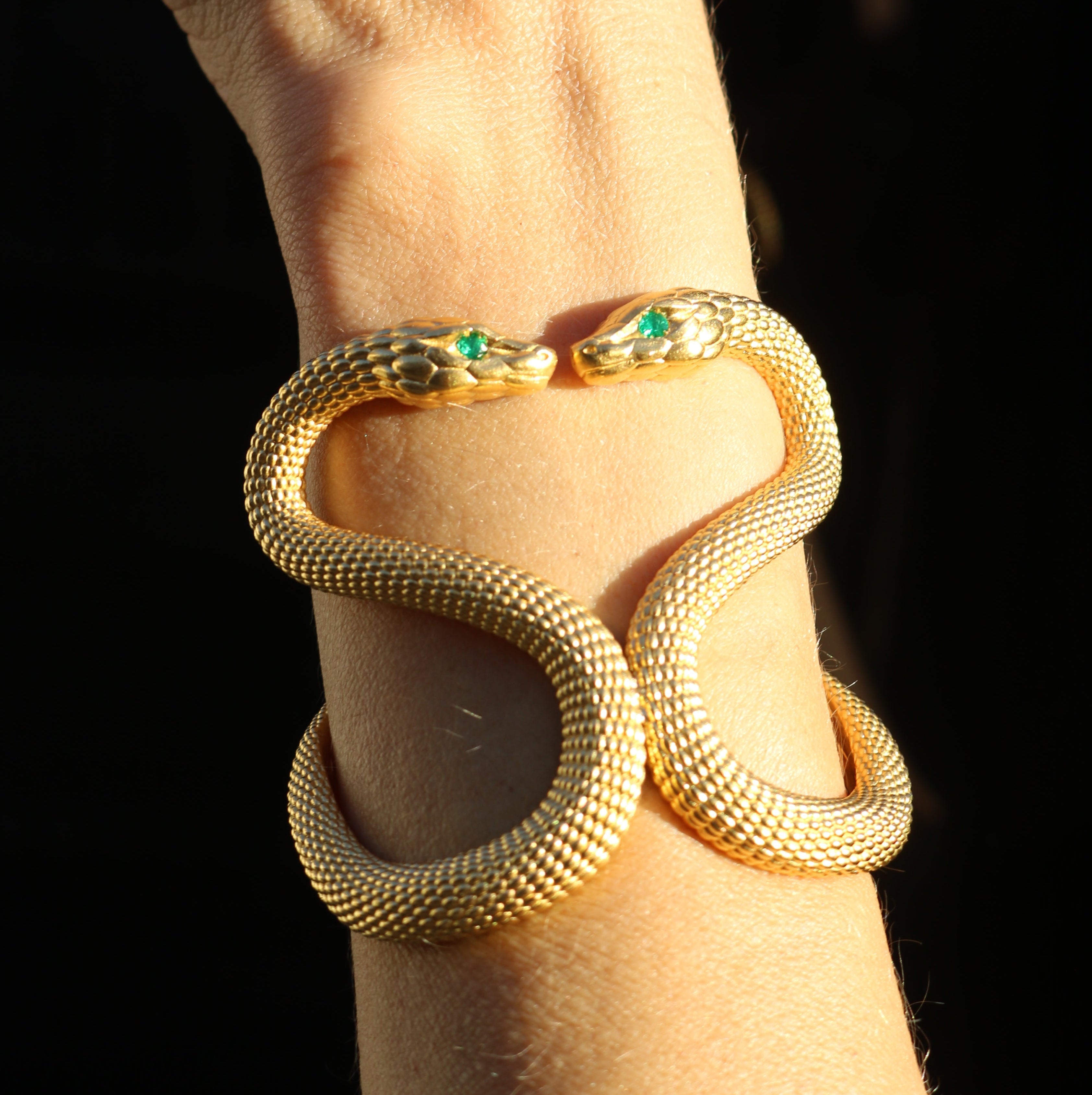 El Brazalete del Vínculo Sagrado de Emparejamiento 18k y Ojos de Esmeralda
